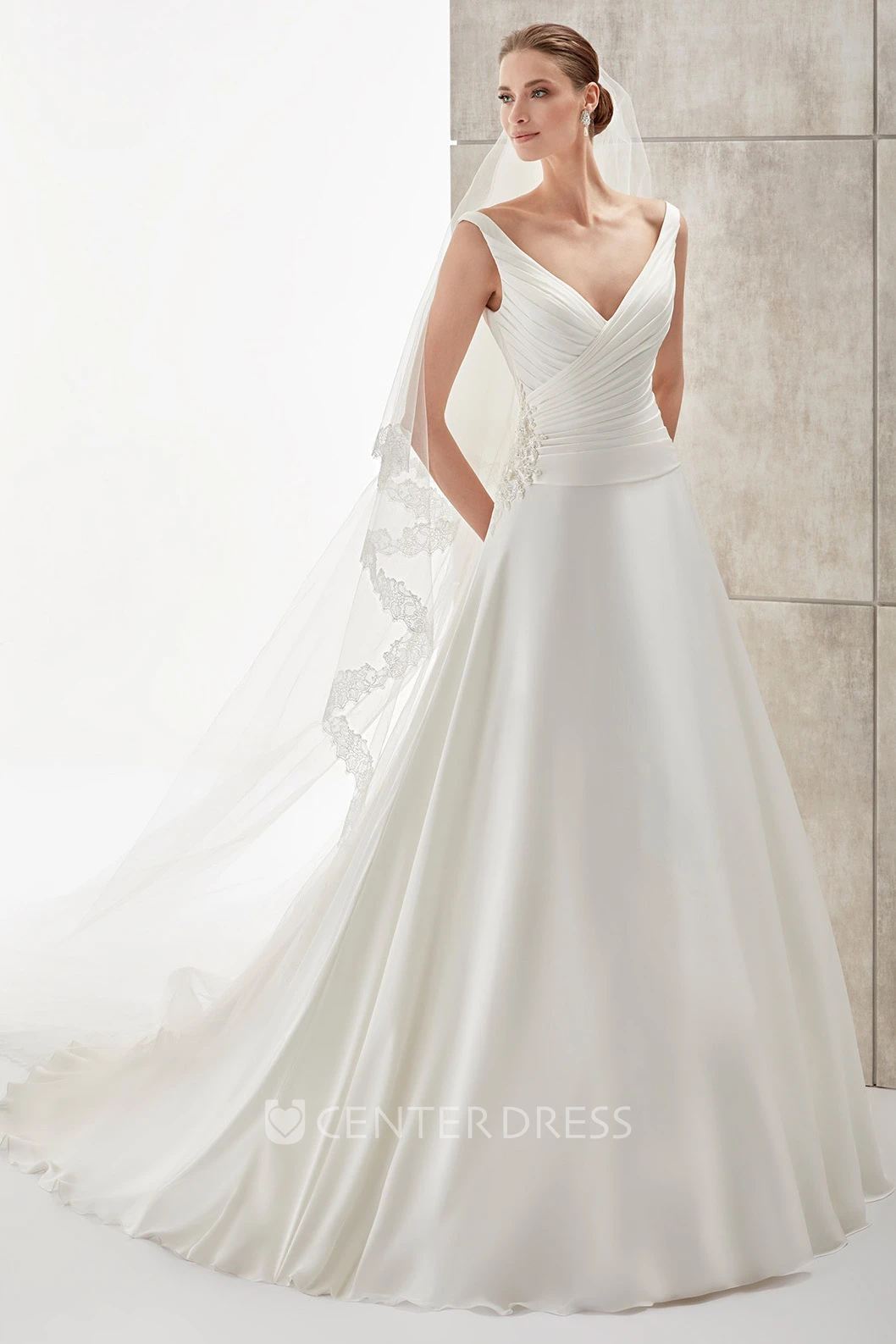 Sweetheart Pleating Satin Wedding Dress With Side Appliques And Brush Train