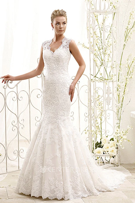 Trumpet Sleeveless Appliqued V-Neck Long Lace Wedding Dress With Pleats