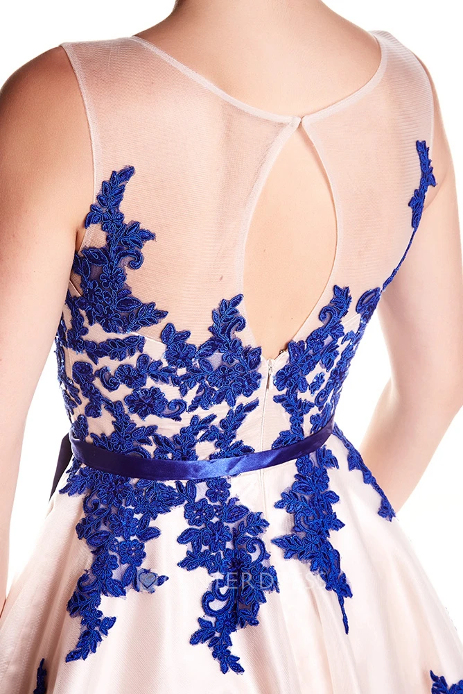 Scoop-Neck Short Appliqued Organza Prom Dress With Ribbon And Illusion
