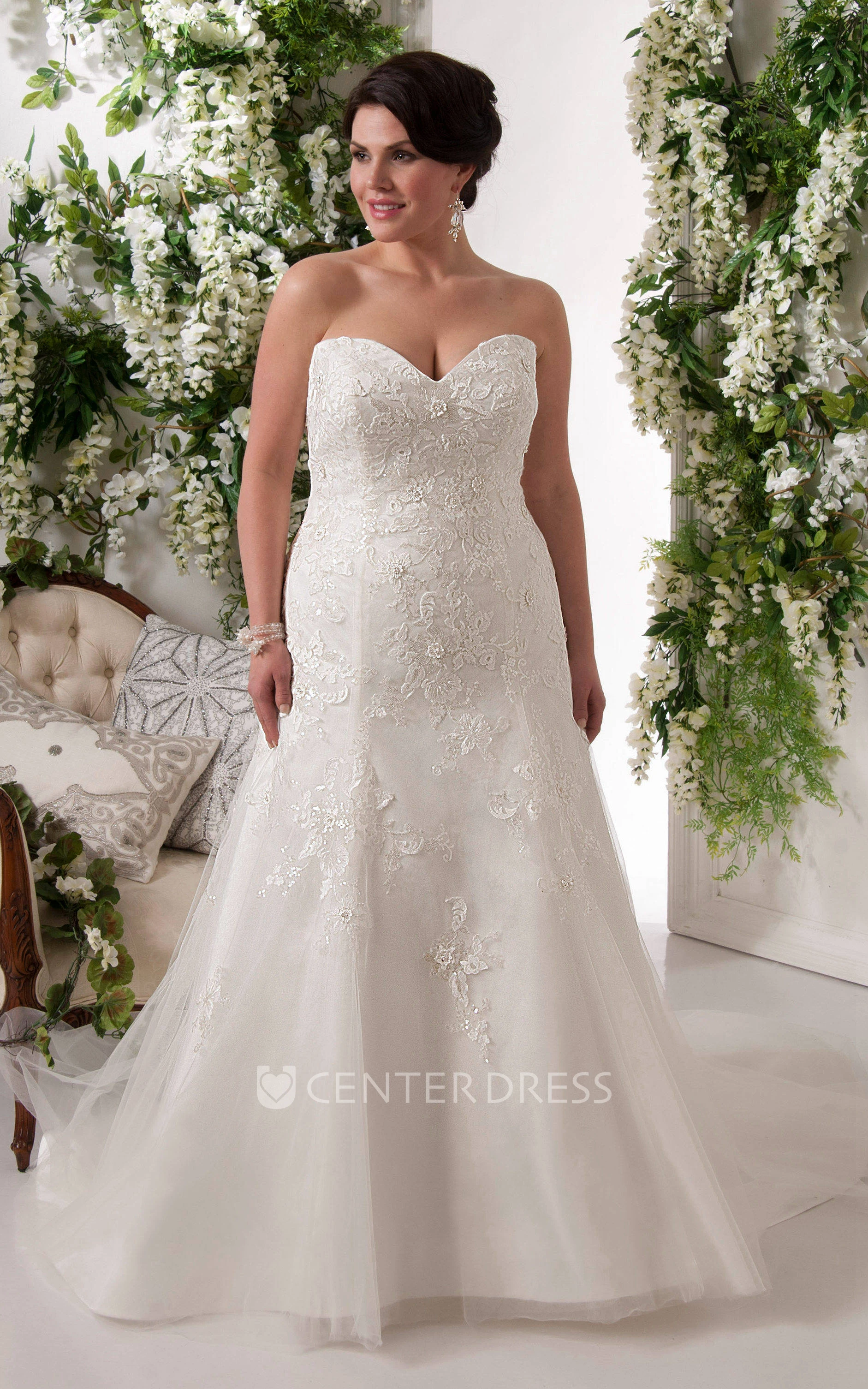 Sweetheart Appliqued Trumpet Dress With Brush Train