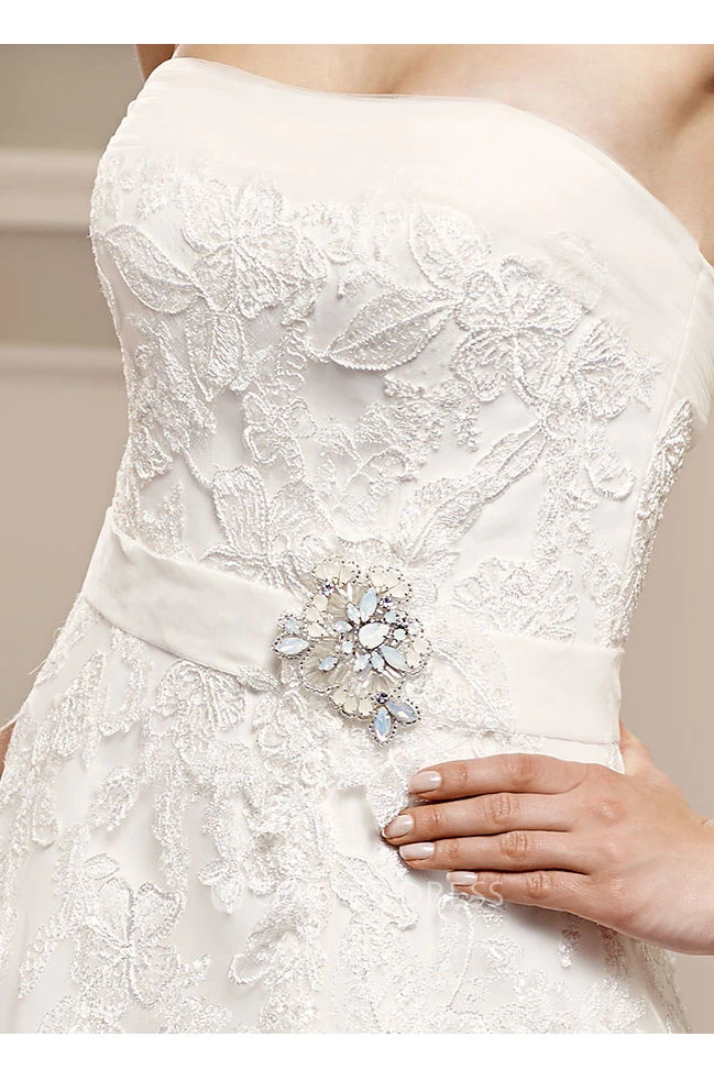 Ball-Gown Strapless Sleeveless Long Appliqued Lace Wedding Dress With Corset Back And Broach