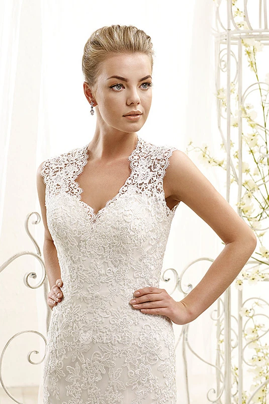 Trumpet Sleeveless Appliqued V-Neck Long Lace Wedding Dress With Pleats