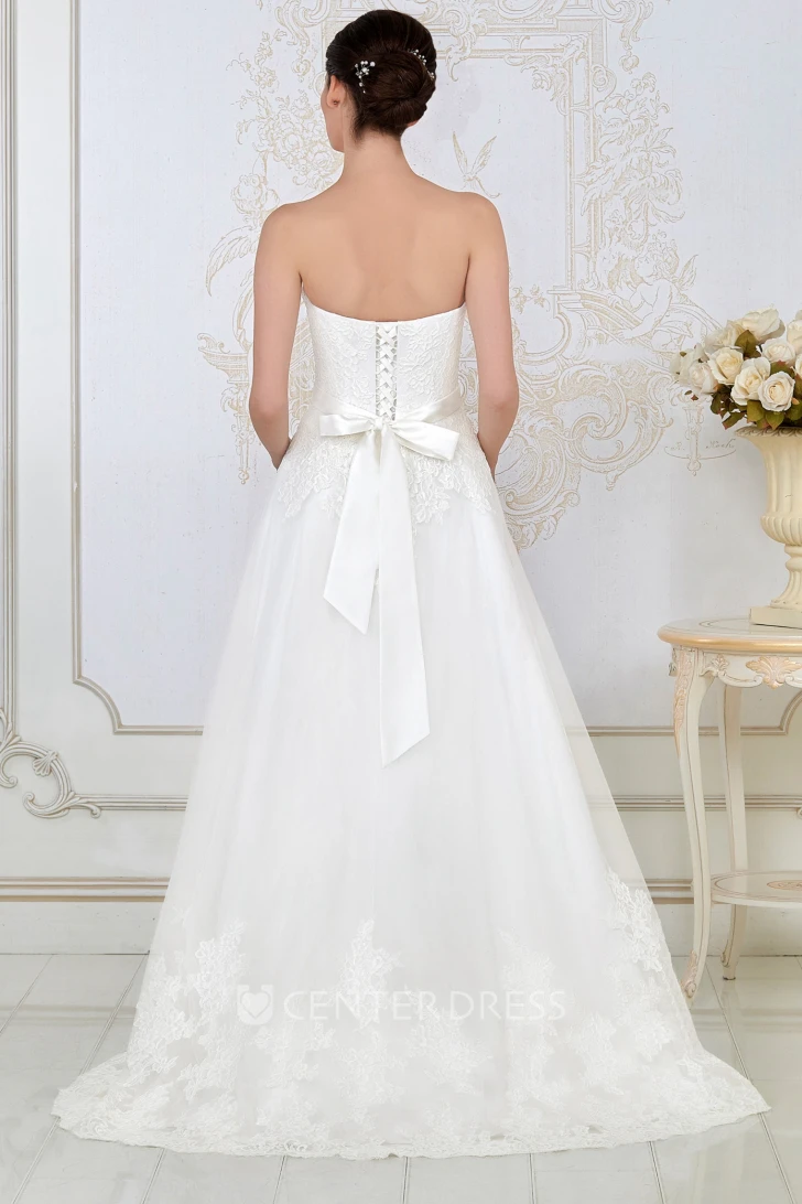 A-Line Appliqued Sweetheart Sleeveless Floor-Length Lace Wedding Dress With Bow