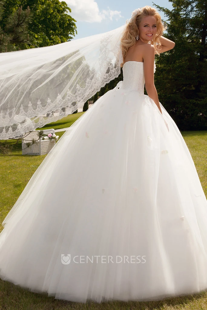 Long Sweetheart Floral Tulle Wedding Dress With Appliques
