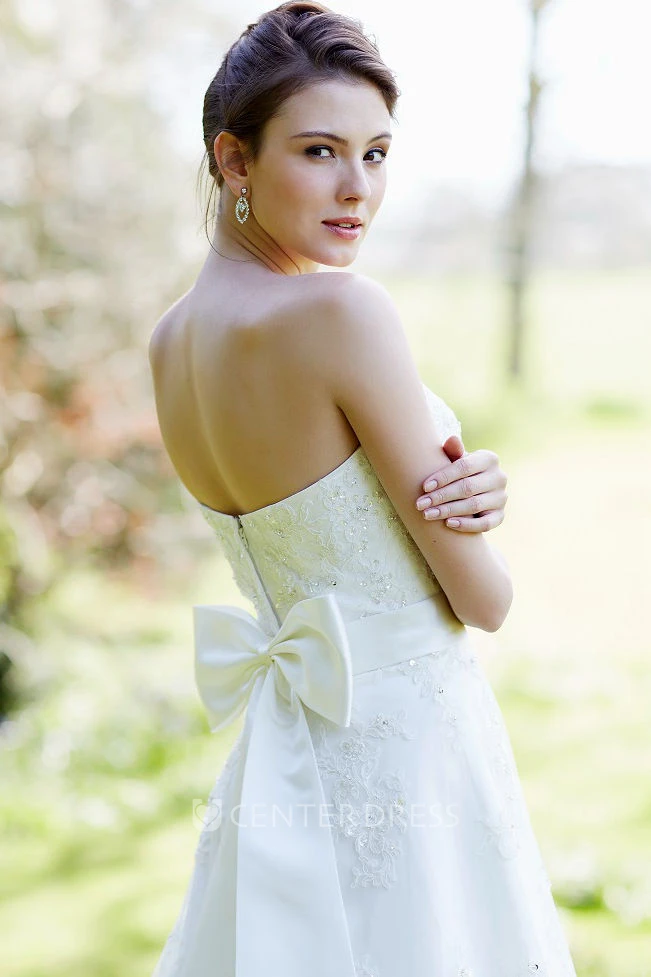 A-Line Long Sweetheart Appliqued Sleeveless Lace Wedding Dress With Bow