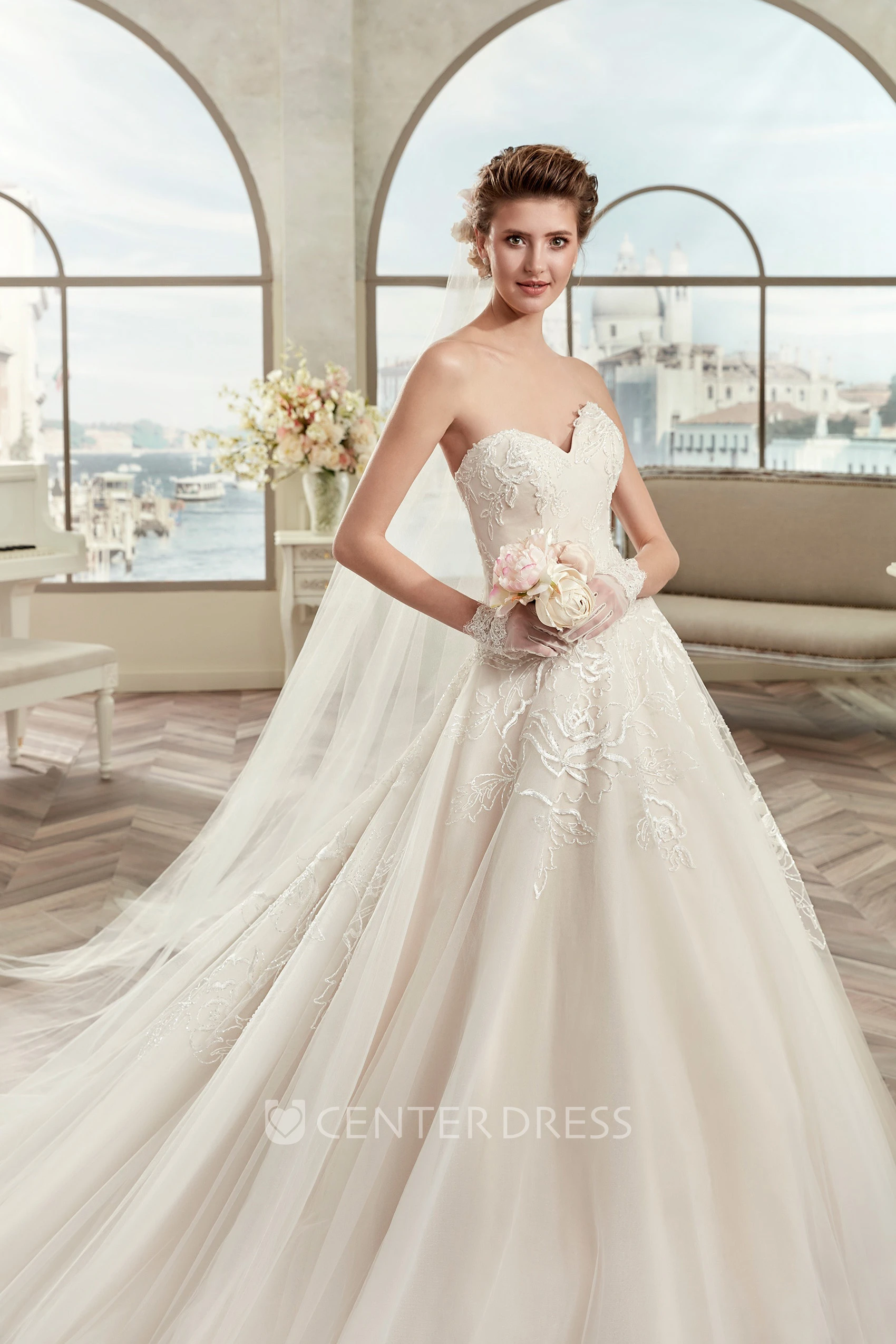 Classic Sweetheart A-line Wedding Dress with Appliques and Brush Train