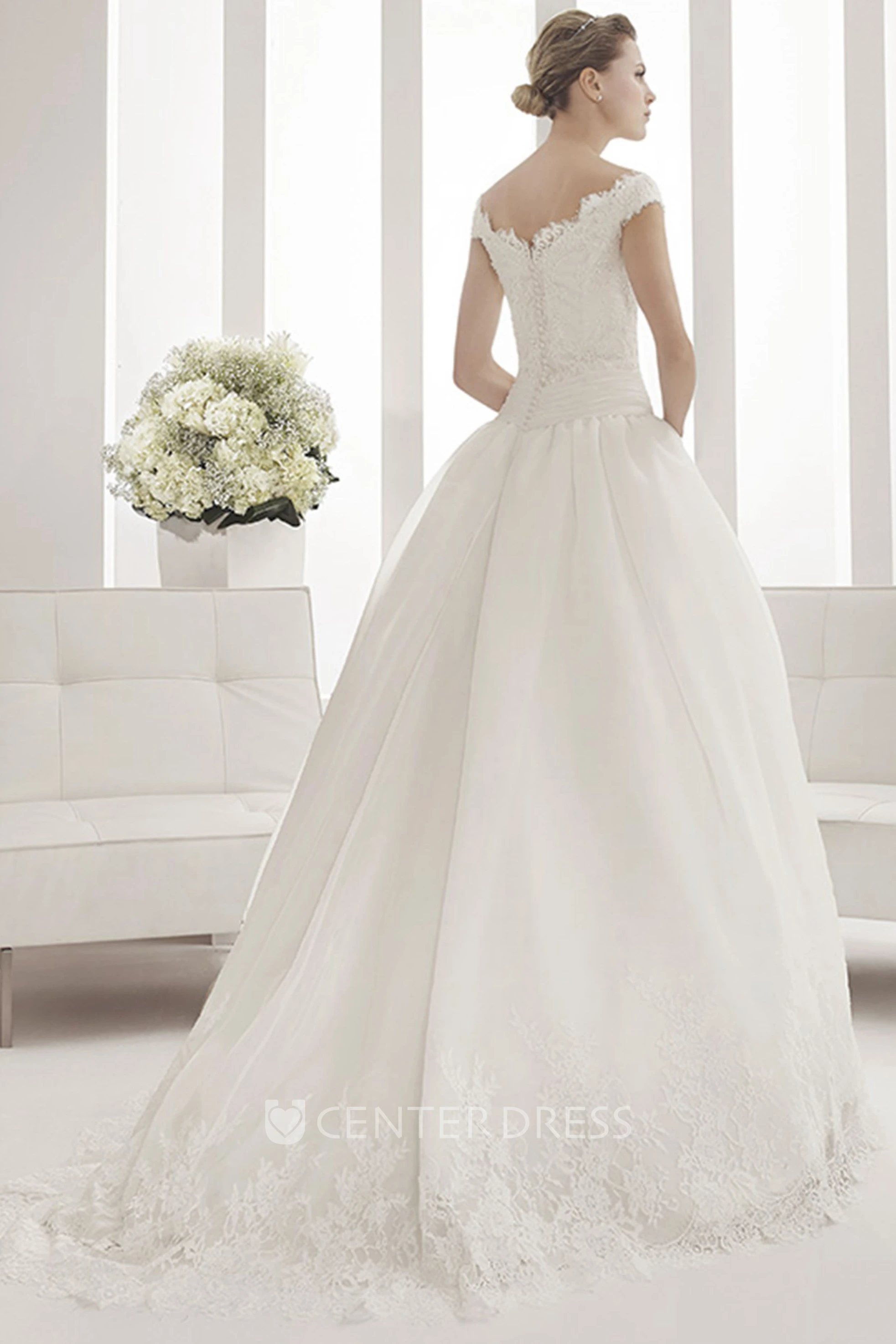 Off Shoulder Scalloped Lace Neckline Tulle Ball Gown With Lace