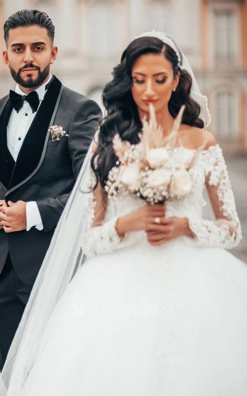 Long Sleeved Ball Gown Off-the-shoulder Tulle Wedding Dress with Appliques