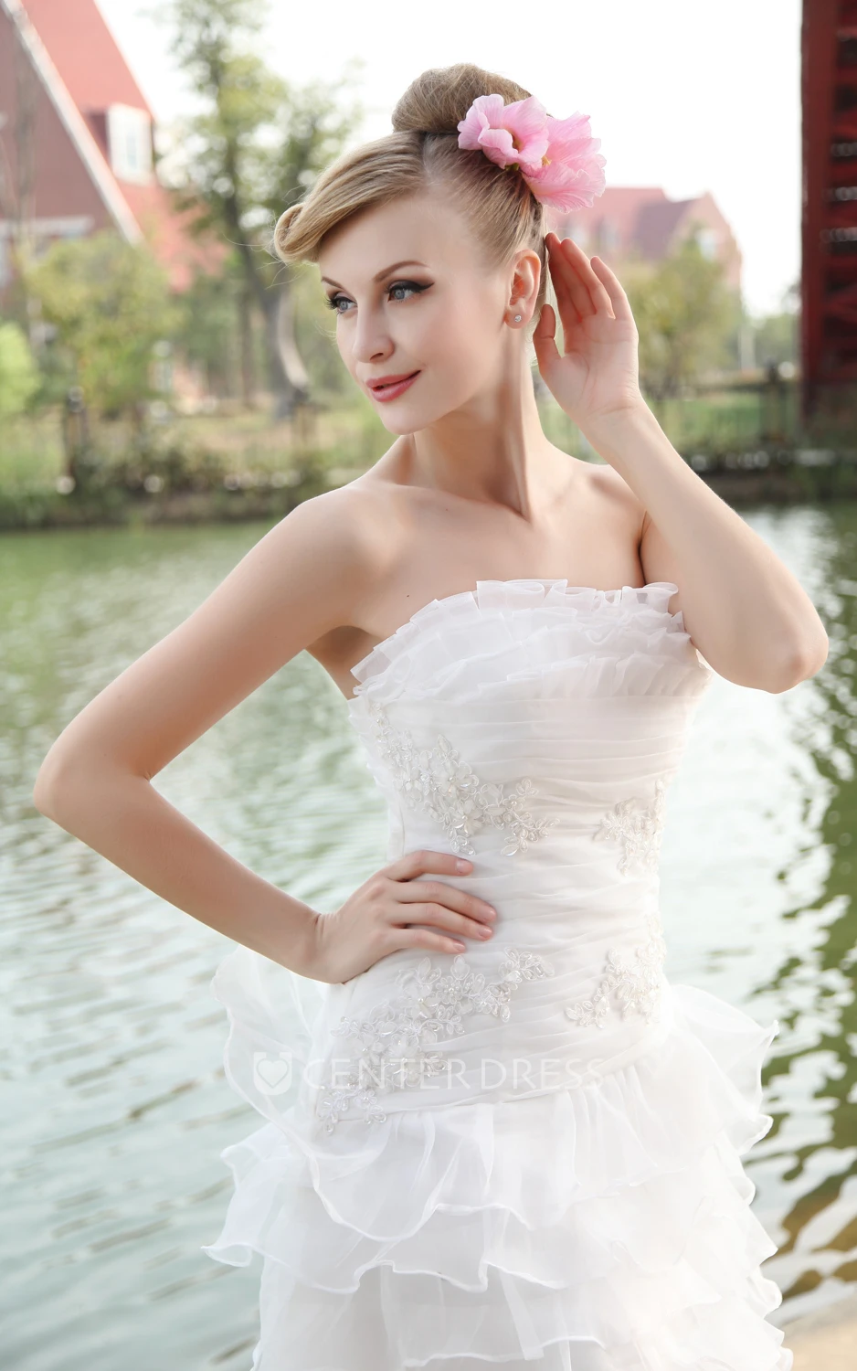 Romantic Strapless Sleevelss Short Organza Wedding Gown With Layered Ruffles