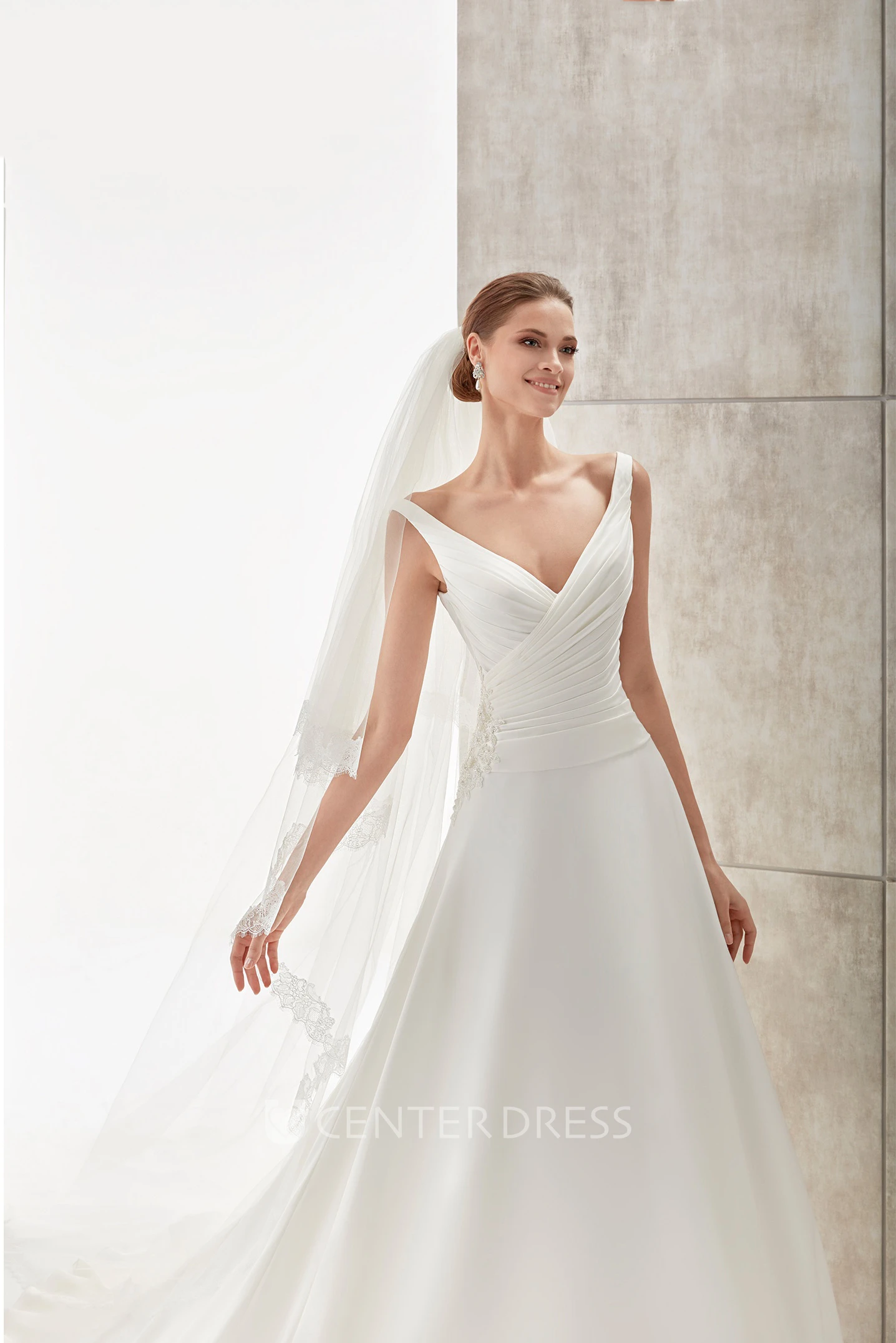 Sweetheart Pleating Satin Wedding Dress With Side Appliques And Brush Train