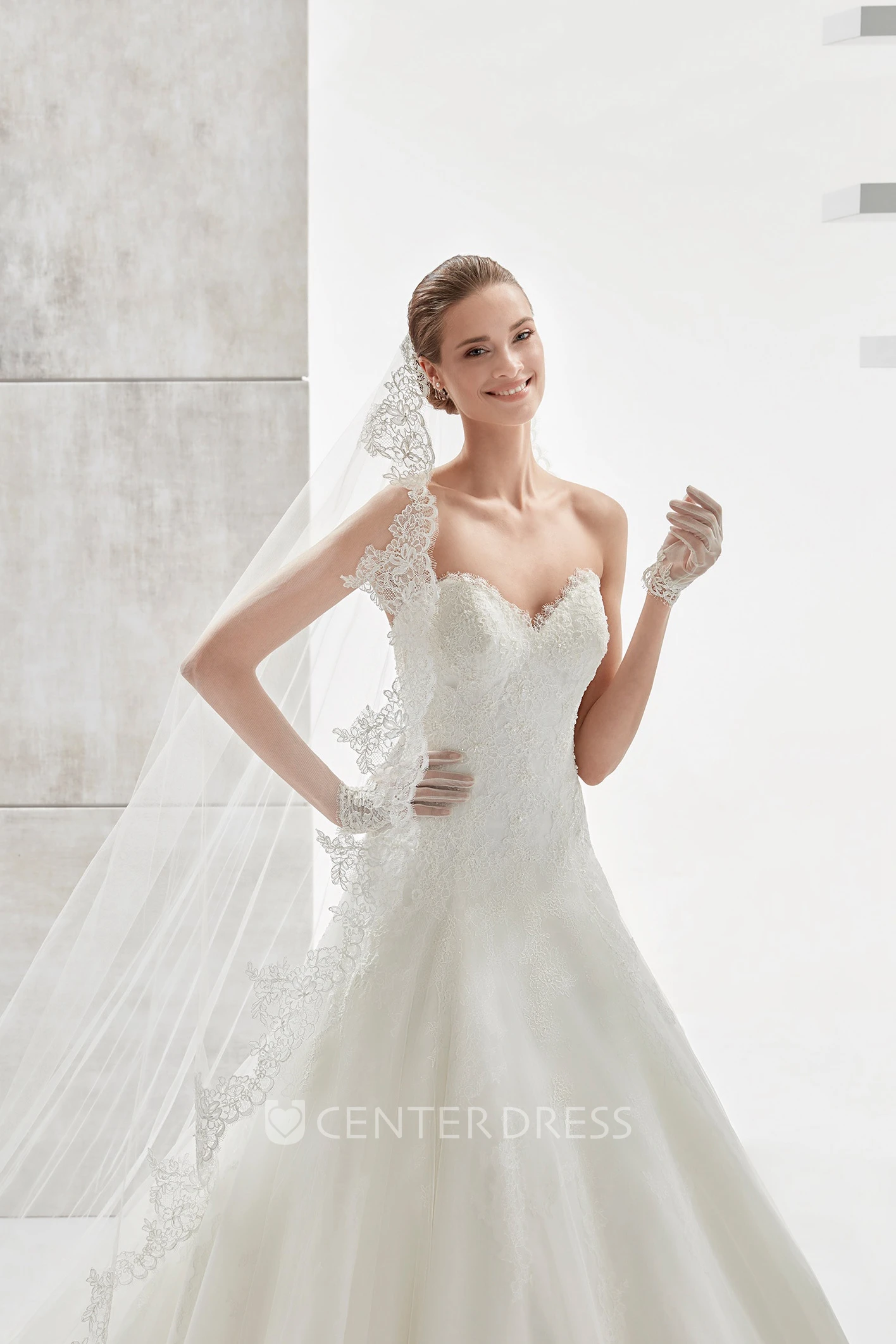 Sweetheart Waist-drop Spring Wedding Dress with Brush Train