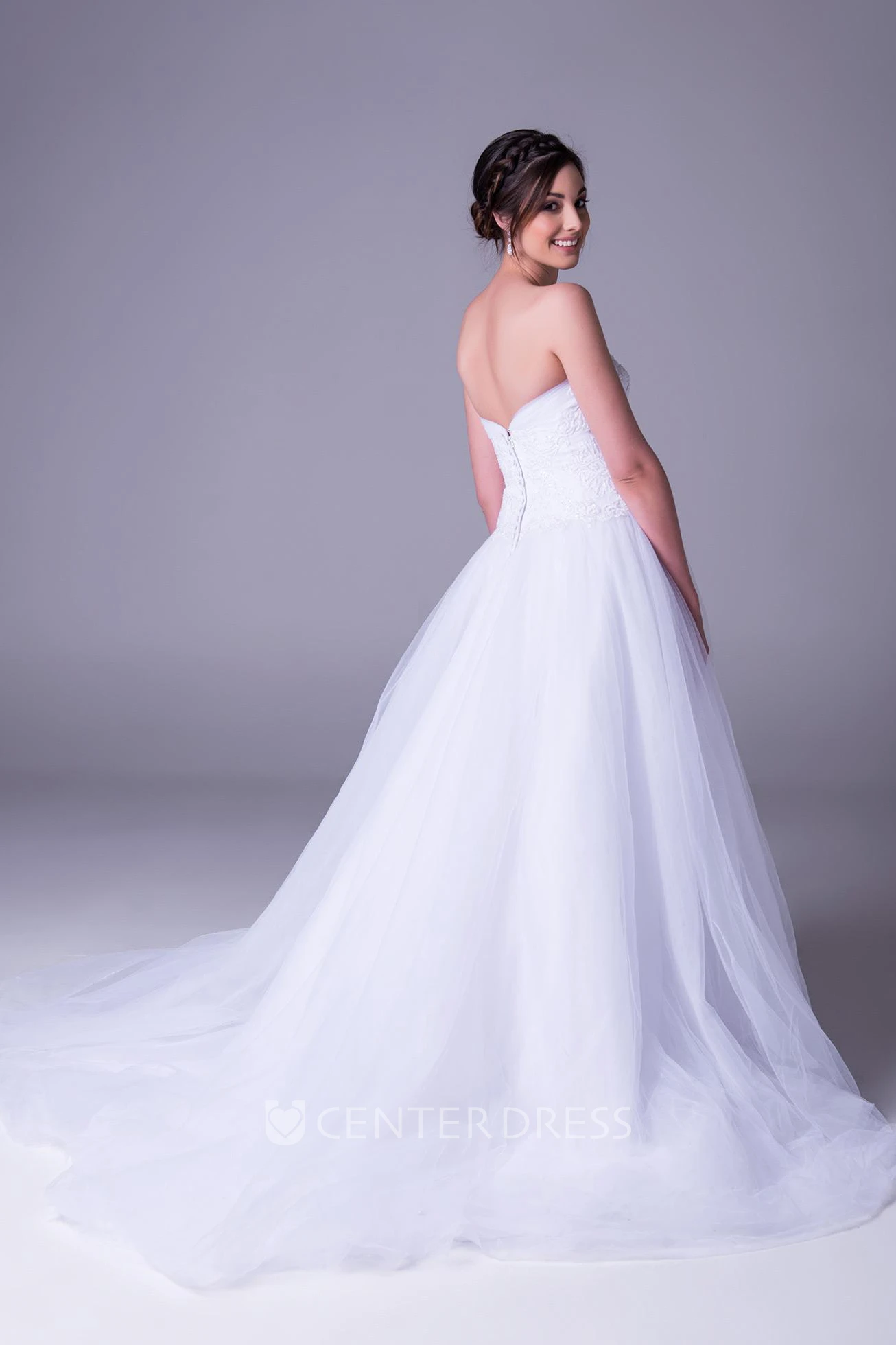 A-Line Sleeveless Sweetheart Appliqued Long Tulle Wedding Dress