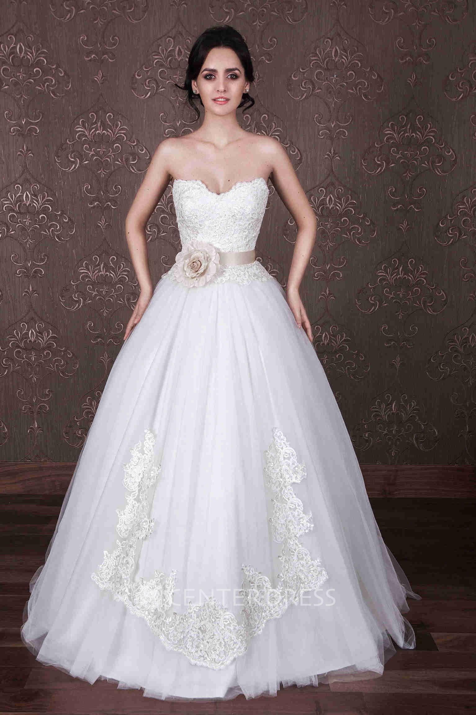 Ball Gown Short Sweetheart Tulle Wedding Dress With Appliques And Bow