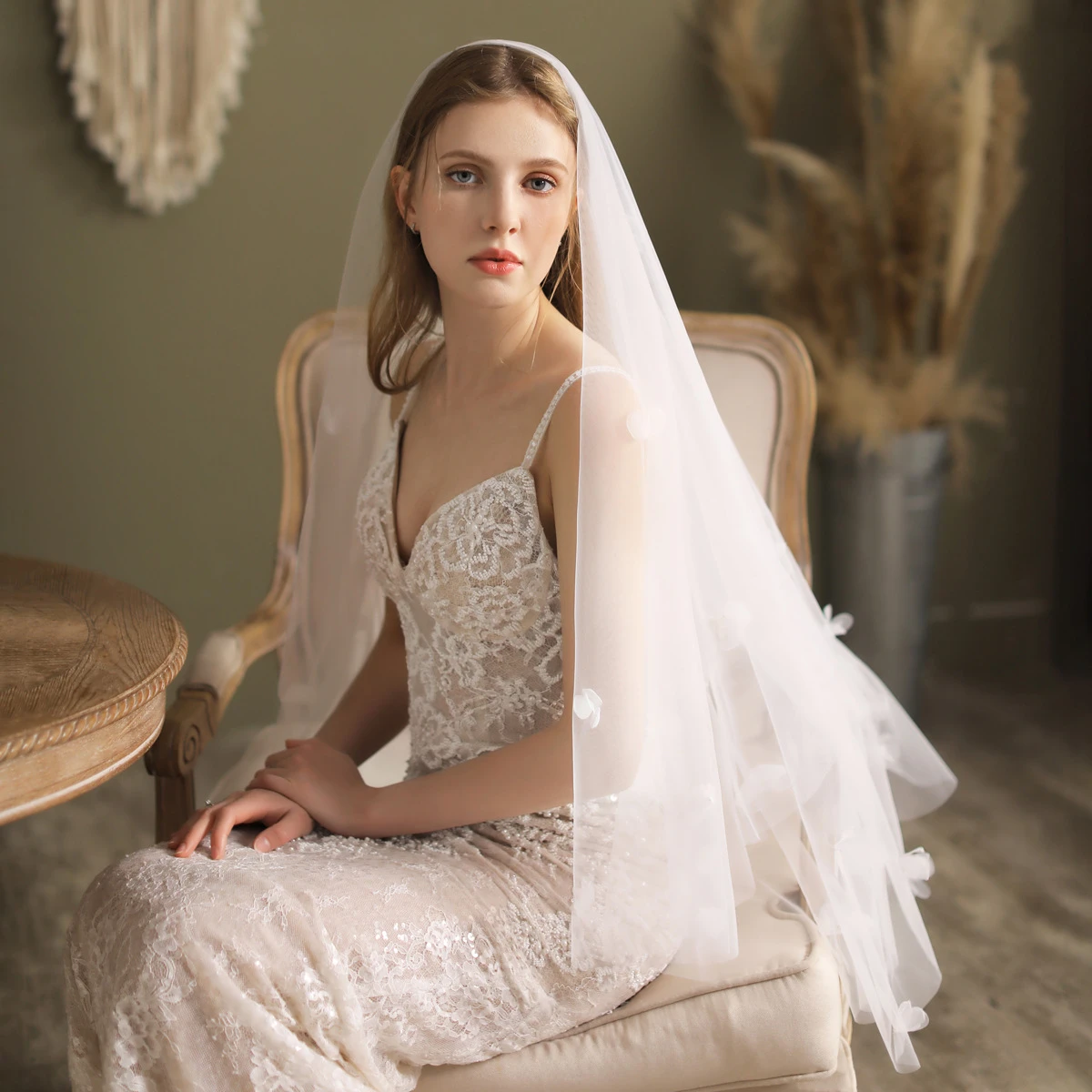 Romantic Style Bridal Veil with Petal