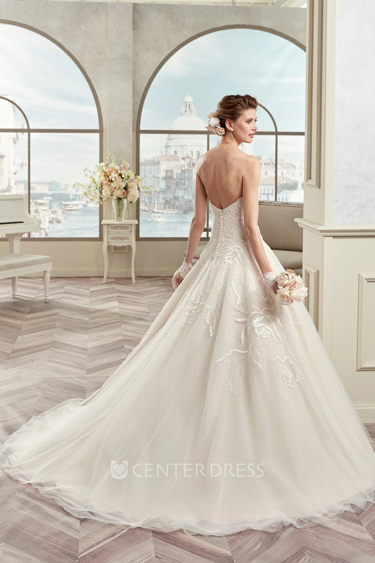 Classic Sweetheart A-line Wedding Dress with Appliques and Brush Train