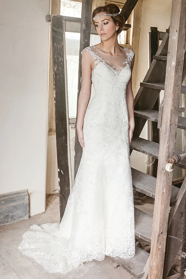 Floor-Length Scoop Cap-Sleeve Appliqued Lace Wedding Dress