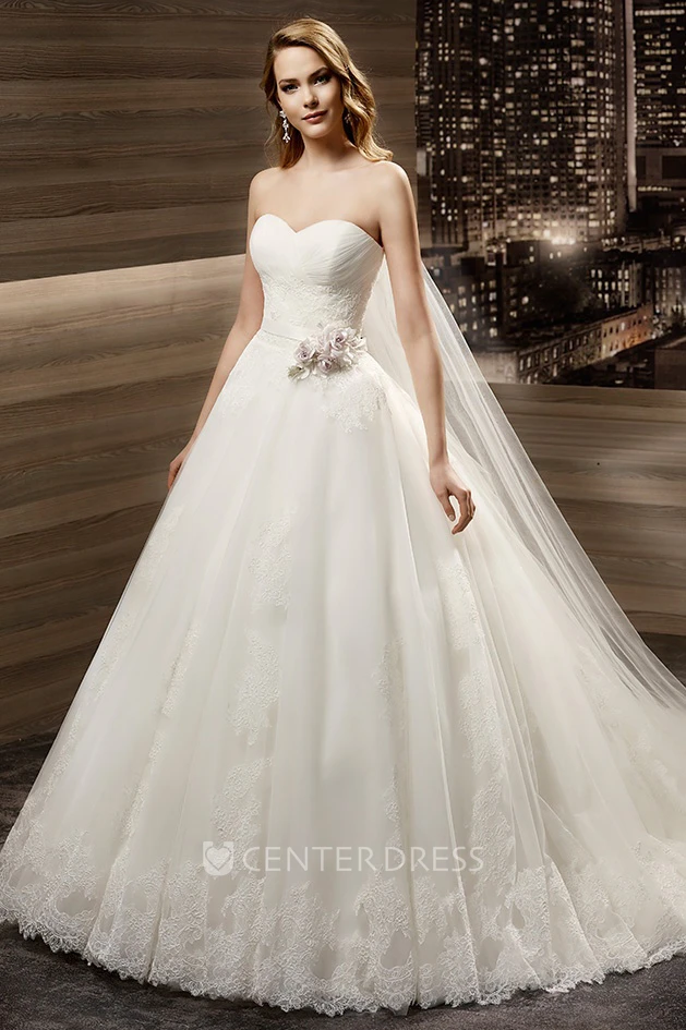 Sweetheart Open-back A-line Wedding Dress with Flowers Waist and Brush Train