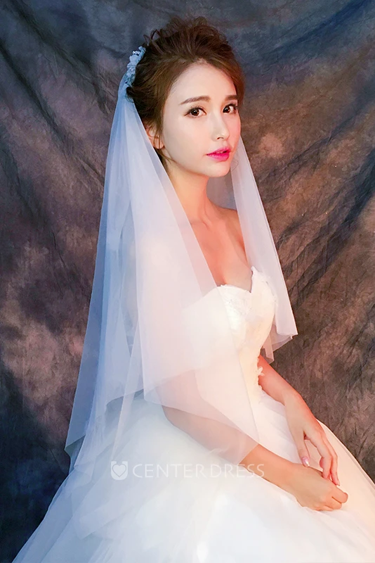 Simple Fingertip Short Tulle Wedding Veil with Flower Appliques