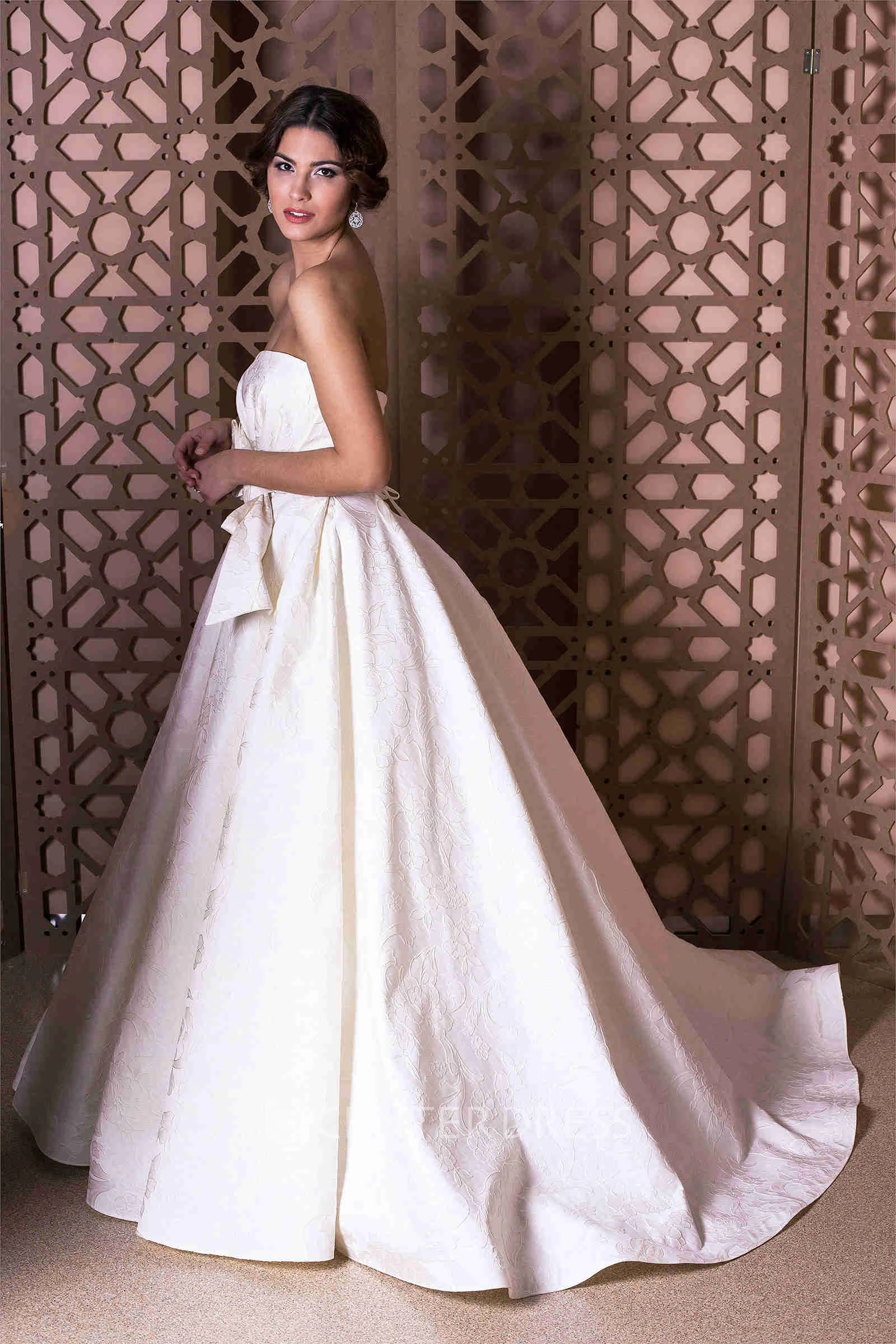 A-Line Bowed Sleeveless Long Strapless Wedding Dress