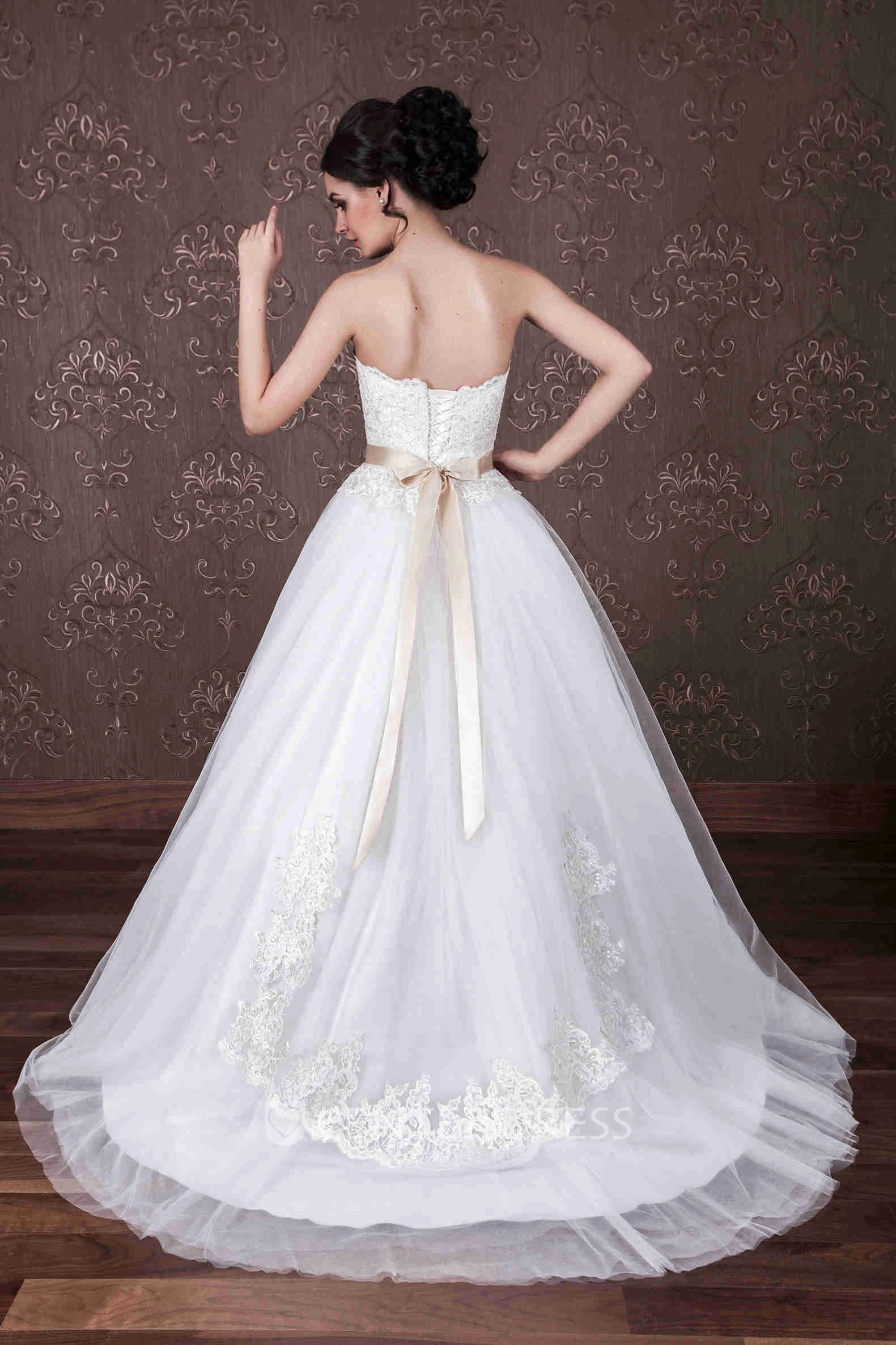 Ball Gown Short Sweetheart Tulle Wedding Dress With Appliques And Bow