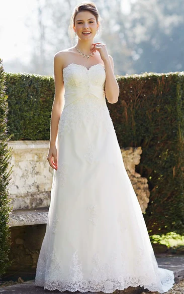 A-Line Appliqued Sweetheart Sleeveless Floor-Length Lace Wedding Dress