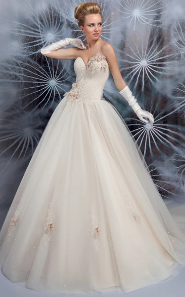 Ball Gown Criss-Cross Sweetheart Tulle Wedding Dress With Flower And Lace Up