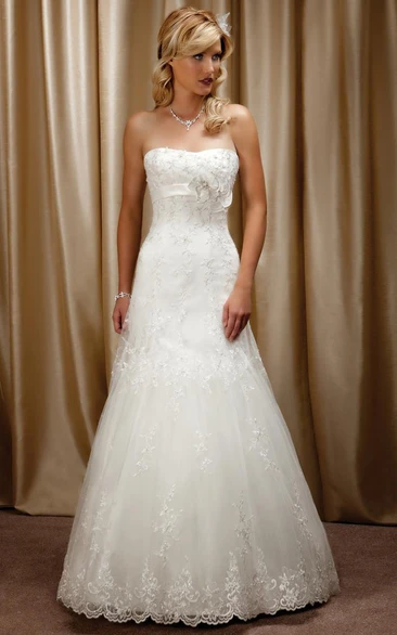 A-Line Sleeveless Floor-Length Appliqued Strapless Tulle&Satin Wedding Dress With Flower And Lace-Up Back