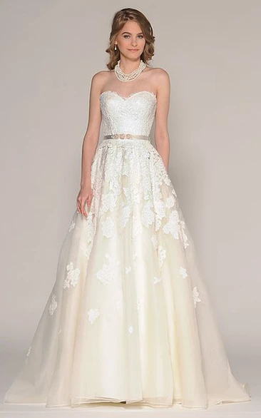 A-Line Sweetheart Sleeveless Floor-Length Appliqued Lace Wedding Dress