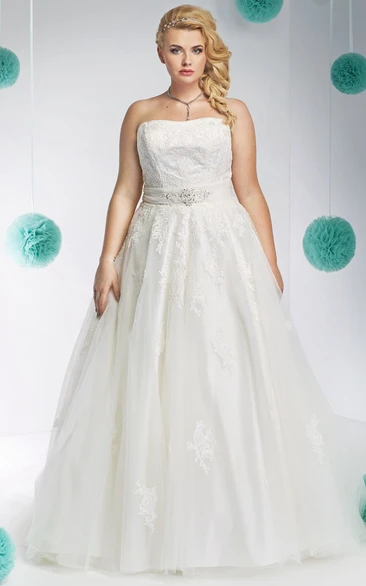 A-Line Sleeveless Strapless Appliqued Floor-Length Lace&Tulle Plus Size Wedding Dress With Waist Jewellery And Bow