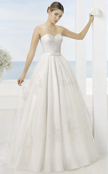 A-Line Appliqued Sweetheart Tulle Wedding Dress With Criss Cross And Court Train