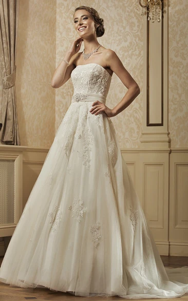 A-Line Appliqued Floor-Length Sleeveless Strapless Tulle Wedding Dress With Waist Jewellery