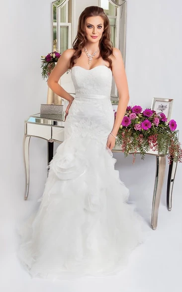 Sleeveless Floor-Length Strapless Rufflesd Tulle Wedding Dress With Appliques And Ribbon