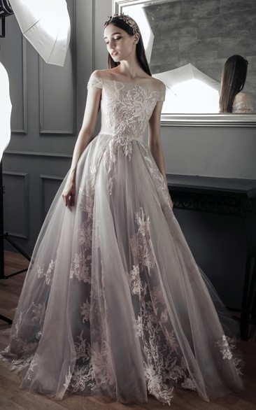 Modern Off-the-shoulder Ball Gown Brush Train Short Sleeve Tulle Formal Dress with Appliques