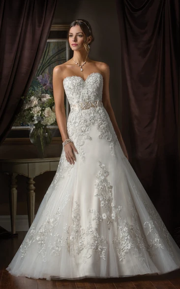 Sweetheart Wedding Gown with Appliques and Chapel Train