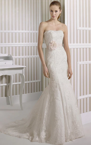 Sheath Floor-Length Strapless Appliqued Sleeveless Lace Wedding Dress With Flower And Bow