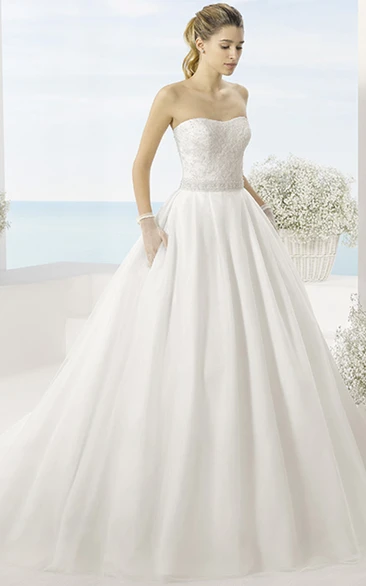 Maxi Strapless Appliqued Tulle Wedding Dress With Court Train And V Back