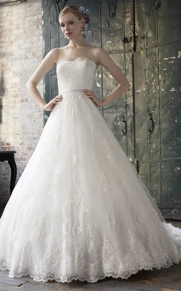 Ball-Gown Strapless Floor-Length Appliqued Sleeveless Lace Wedding Dress With Chapel Train And Backless Style