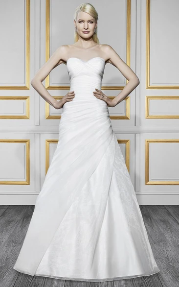 A-Line Ruched Sweetheart Organza Wedding Dress With Side Draping