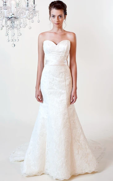 Appliqued Sleeveless Sweetheart Lace Wedding Dress With Court Train