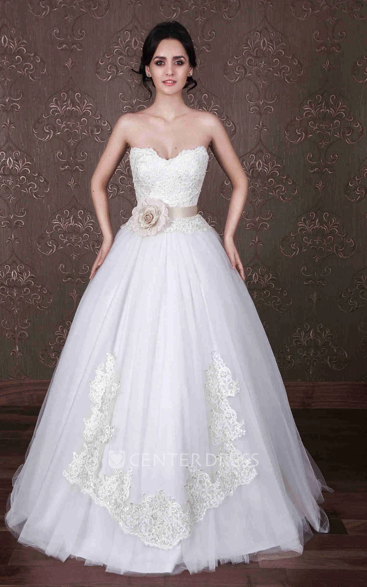 Ball Gown Short Sweetheart Tulle Wedding Dress With Appliques And Bow