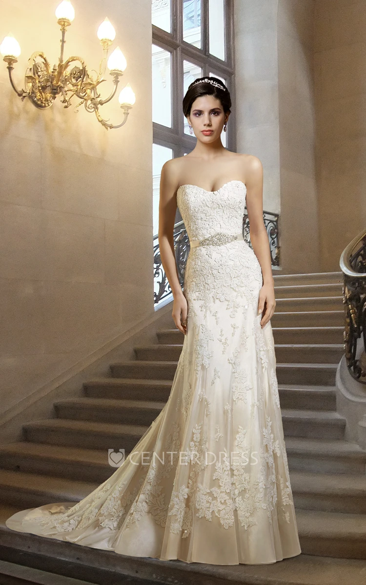 Elegant Sweetheart Sleevess Lace Wedding Dress with Sash and Appliques