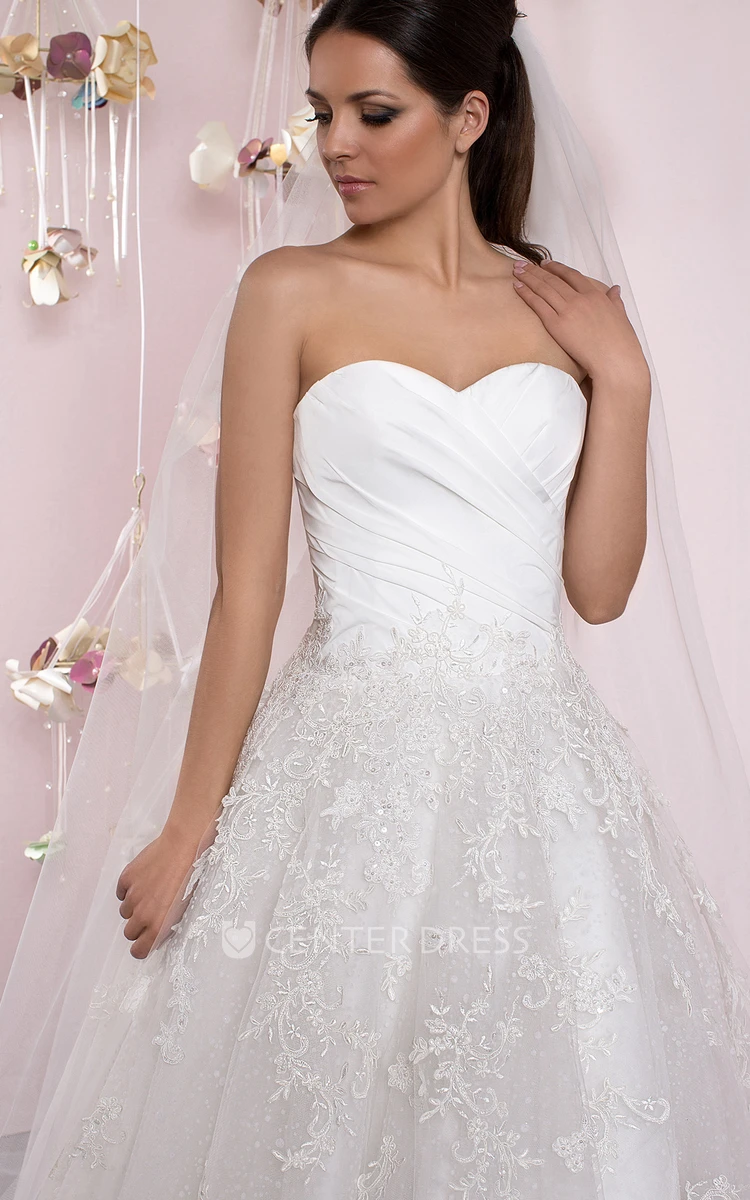 A-Line Maxi 3-4 Sleeve Appliqued Scoop Neck Tulle Wedding Dress
