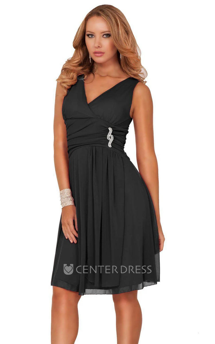 Sleeveless V-neck Knee-length Dress With Brooch