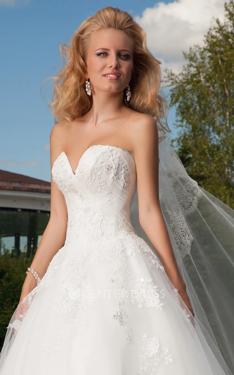 Ball Gown Appliqued Sleeveless Sweetheart Tulle Wedding Dress