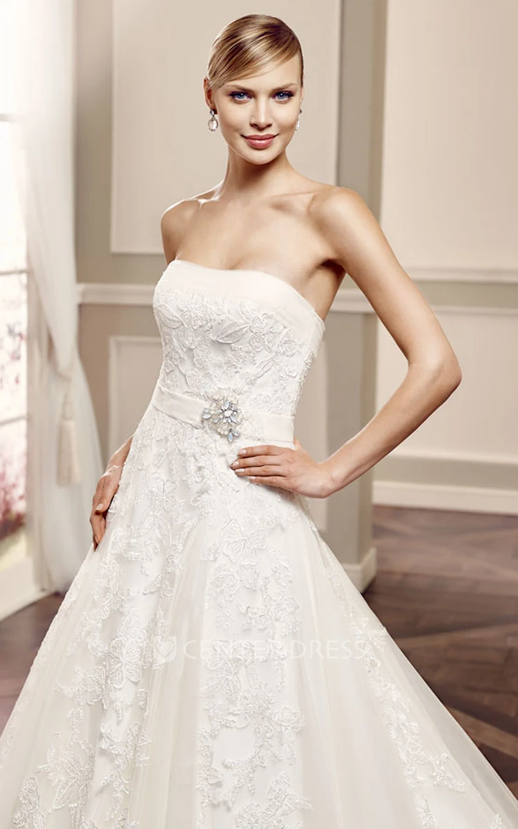 Ball-Gown Strapless Sleeveless Long Appliqued Lace Wedding Dress With Corset Back And Broach