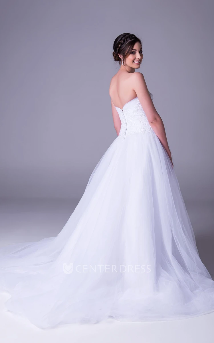 A-Line Sleeveless Sweetheart Appliqued Long Tulle Wedding Dress
