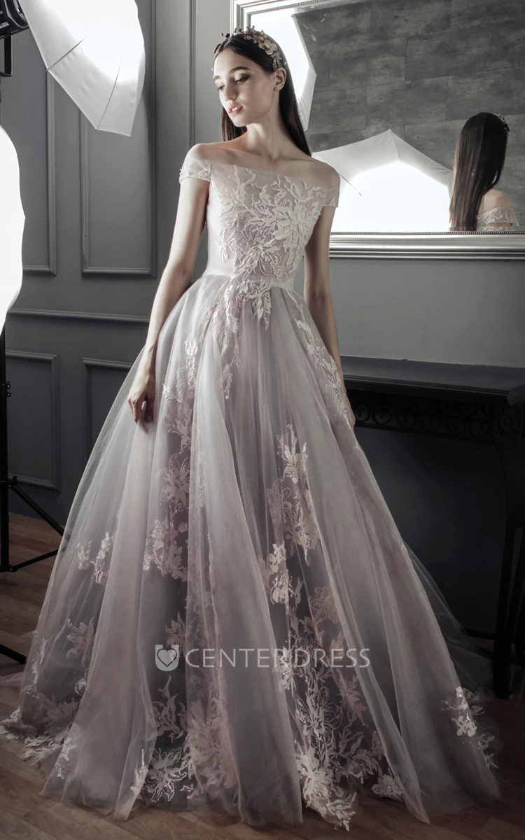 Modern Off-the-shoulder Ball Gown Brush Train Short Sleeve Tulle Formal Dress with Appliques