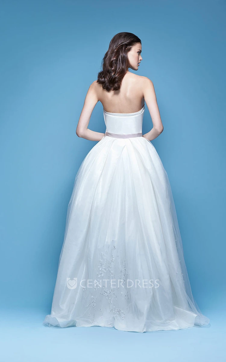 A-Line Bowed Strapless Floor-Length Sleeveless Tulle Wedding Dress With Appliques