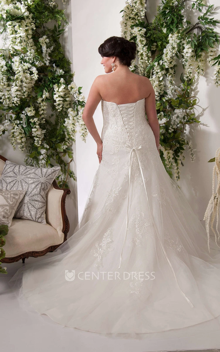 A-Line Floor-Length Sleeveless Sweetheart Appliqued Lace Plus Size Wedding Dress