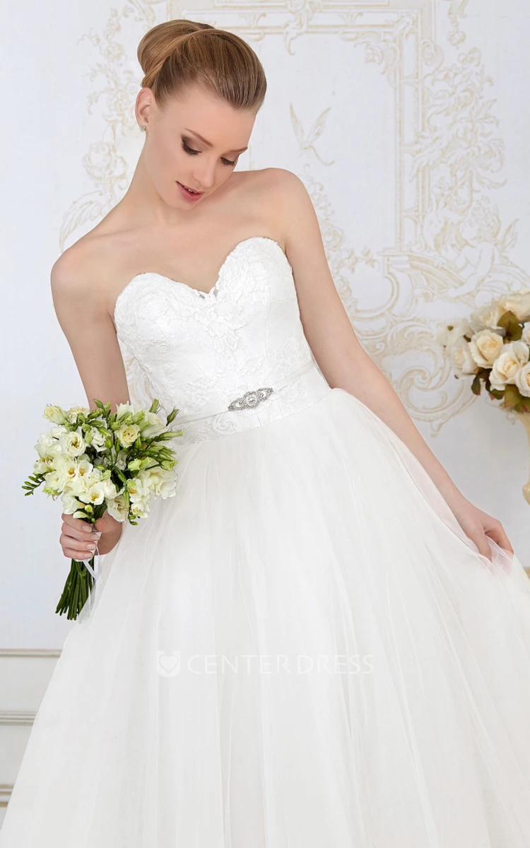 A-Line Long Sleeveless Lace Sweetheart Tulle Wedding Dress